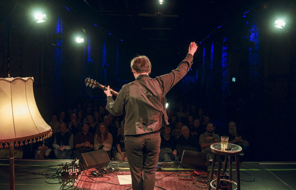 Ludwig Wright on stage crafting a captivating atmosphere.